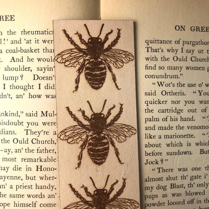 A semi zoomed in image of the bee bookmark. The grain of the leather is easy to see this way.