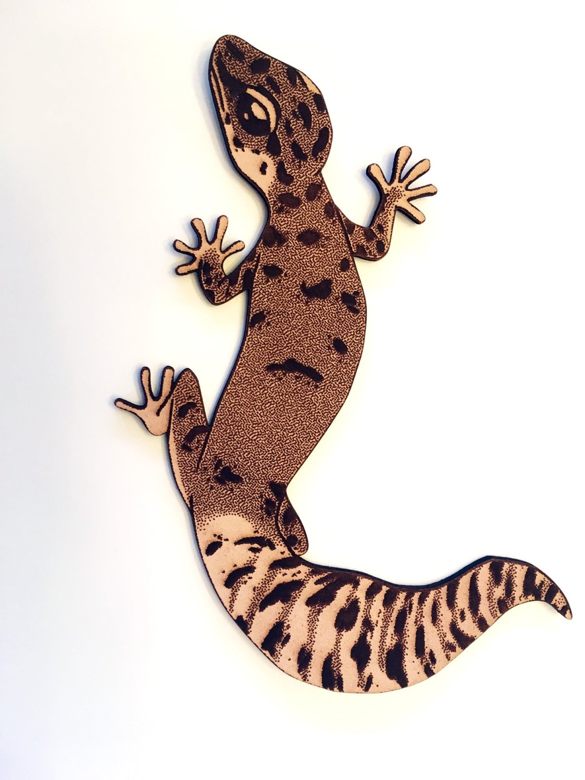 A leather bookmark shaped like a leopard gecko.